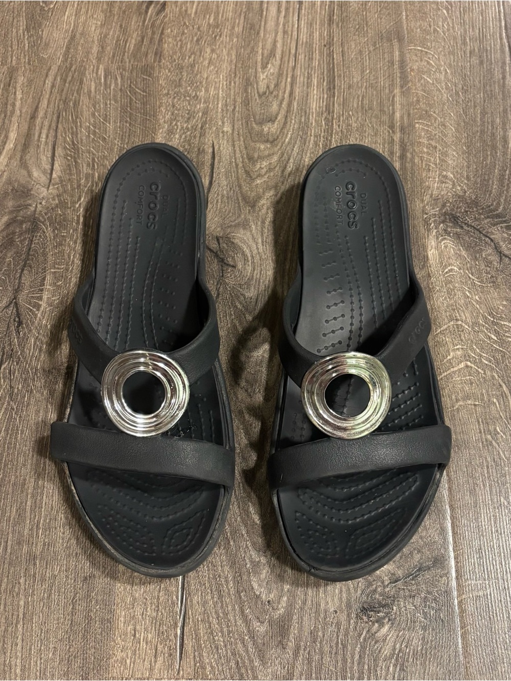 CROCS Sanrah Beveled Circle Slide Sandal Women's Size 10 Black/Silver